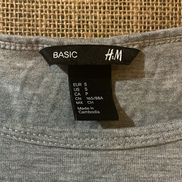 2/$6❗️H&M | Basic Tee - Picture 2 of 3
